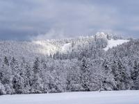 Verschneiter Berghang mit Sonnenspot